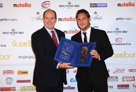 Totti sung sướng nhận giải Bàn chân vàng 2010 - 1 Totti sung sướng nhận giải Bàn chân vàng 2010 - 1