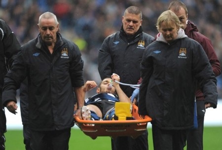 LĐBĐ Anh ngó lơ vụ “quái thú” De Jong triệt hạ đối thủ - 1