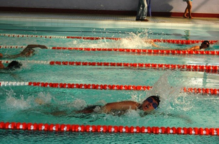 Lần đầu tiên học sinh Huế thi bơi - 2