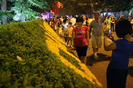 Hà Nội tiếp tục trang hoàng đường phố sau Đại lễ - 1