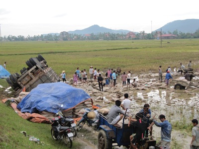 Xe chở hơn 70 tấn xi măng lật nhào xuống ruộng  - 2