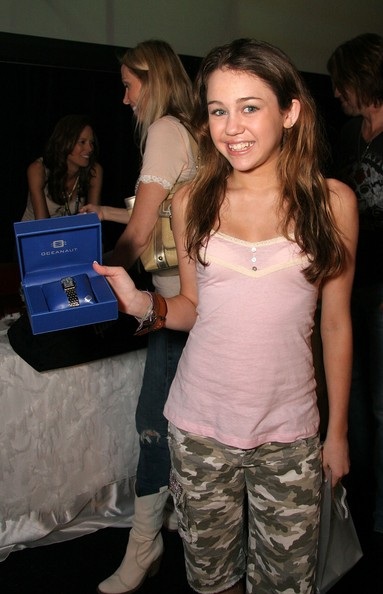 Miley Cyrus: Thay đổi chóng mặt sau 5 năm - 1