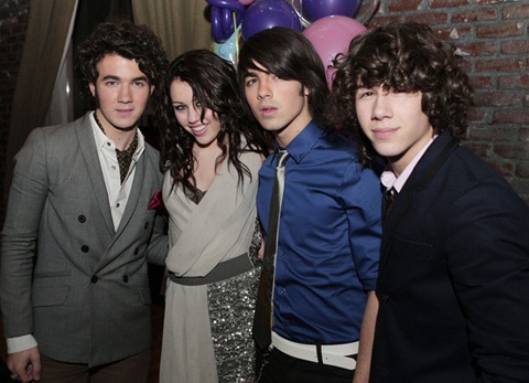 Miley Cyrus: Thay đổi chóng mặt sau 5 năm - 7