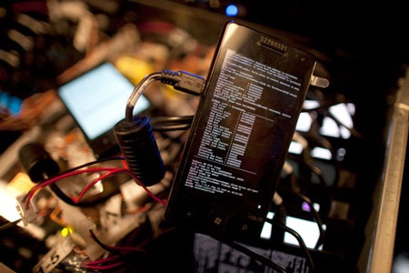 Xem Windows Phone 7 “đọ” iPhone 4 và Droid X - 1