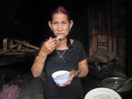 Kỳ lạ ngôi làng quanh năm ăn cơm nếp - 1 Kỳ lạ ngôi làng quanh năm ăn cơm nếp - 1