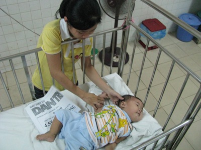Mang tấm lòng bạn đọc đến với hai em bé bị bỏ rơi - 2 Mang tấm lòng bạn đọc đến với hai em bé bị bỏ rơi - 2