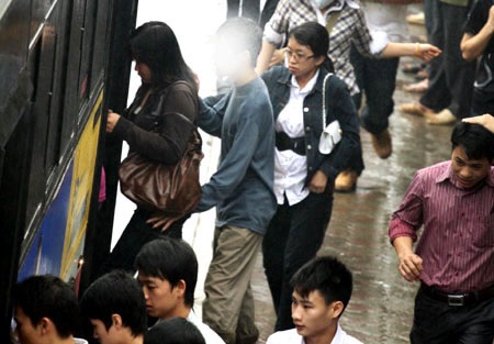 Tiếng kêu cứu từ điểm trung chuyển xe buýt Cầu Giấy, Hà Nội - 1