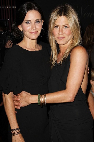 Jennifer Aniston an ủi Courteney Cox - 1 Jennifer Aniston an ủi Courteney Cox - 1