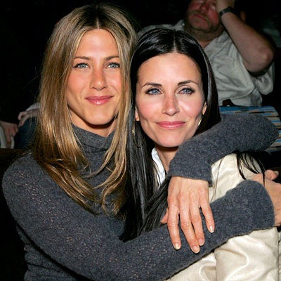 Jennifer Aniston an ủi Courteney Cox - 2 Jennifer Aniston an ủi Courteney Cox - 2