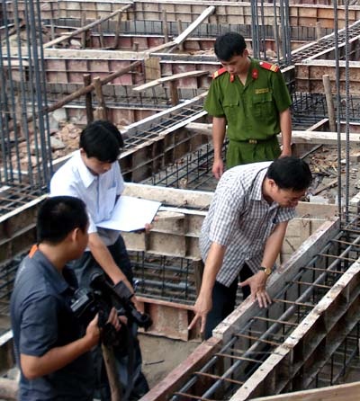 Bắt quả tang vụ “rút ruột” công trình trường tiểu học - 1 Bắt quả tang vụ “rút ruột” công trình trường tiểu học - 1