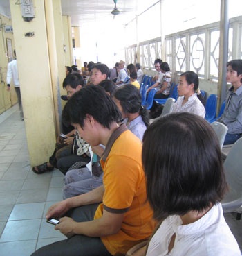 Chuyển mùa, trẻ nhập viện tăng đột biến vì các bệnh hô hấp - 1