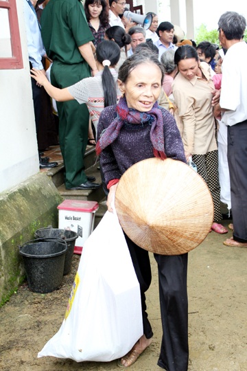 Dân trí và bạn đọc đến với người dân 5 xã gặp lũ tại Hà Tĩnh - 6