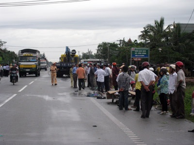 4 học sinh bị xe cẩu đâm trên đường đi học - 2 4 học sinh bị xe cẩu đâm trên đường đi học - 2