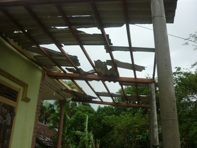 Lốc xoáy thổi tốc mái 12 nhà dân - 1