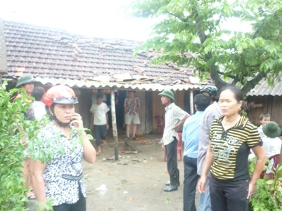 Lốc xoáy thổi tốc mái 12 nhà dân - 2