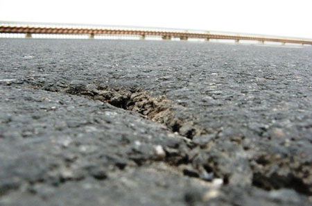 Vừa sửa xong, mặt cầu Thăng Long lại nứt - 1