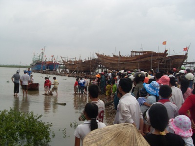 Kéo xác cá voi dài gần 10m vào bờ - 6