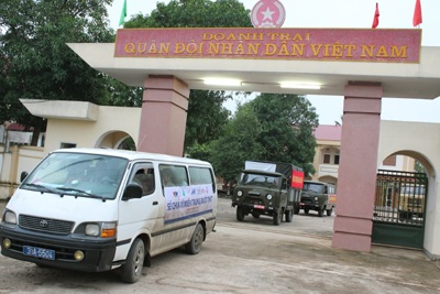 Dân trí và bạn đọc đến với người dân 5 xã gặp lũ tại Hà Tĩnh - 1