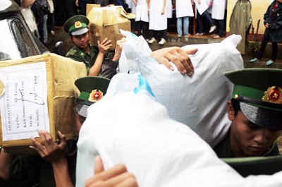 Dân trí và bạn đọc đến với người dân 5 xã gặp lũ tại Hà Tĩnh - 3