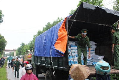 Dân trí và bạn đọc đến với người dân 5 xã gặp lũ tại Hà Tĩnh - 2