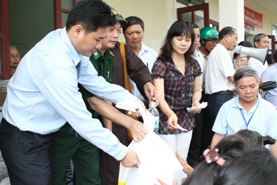 Dân trí và bạn đọc đến với người dân 5 xã gặp lũ tại Hà Tĩnh - 5