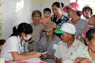 Dân trí và bạn đọc đến với người dân 5 xã gặp lũ tại Hà Tĩnh - 10