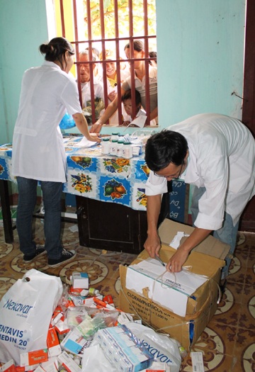 Dân trí và bạn đọc đến với người dân 5 xã gặp lũ tại Hà Tĩnh - 11