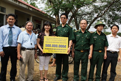 Dân trí và bạn đọc đến với người dân 5 xã gặp lũ tại Hà Tĩnh - 12