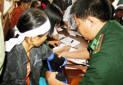 Dân trí và bạn đọc đến với người dân 5 xã gặp lũ tại Hà Tĩnh - 8