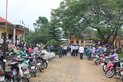 Dân trí và bạn đọc đến với người dân 5 xã gặp lũ tại Hà Tĩnh - 13