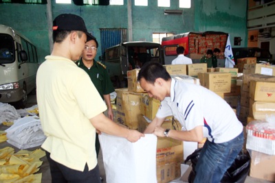 Dân trí và bạn đọc đến với người dân 5 xã gặp lũ tại Hà Tĩnh - 4 Dân trí và bạn đọc đến với người dân 5 xã gặp lũ tại Hà Tĩnh - 4