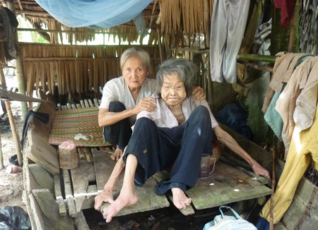 Ánh mắt cầu cứu của hai cụ già bệnh tật - 1 Ánh mắt cầu cứu của hai cụ già bệnh tật - 1