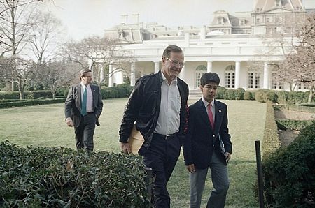 Lộ diện gương mặt sáng giá của gia tộc Bush  - 2