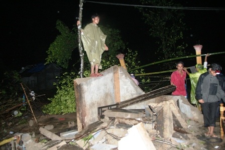 Lốc xoáy tàn phá, 5 người thương vong - 1