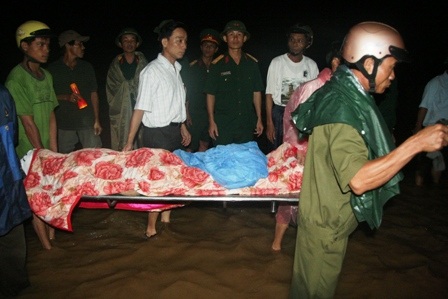 Lốc xoáy tàn phá, 5 người thương vong - 2