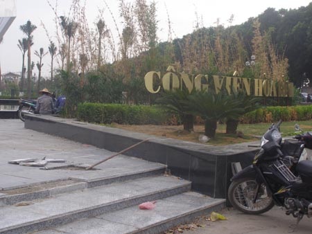 Hà Nội: Công viên Hòa Bình mới khánh thành đã xuống cấp - 2