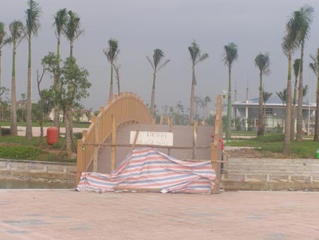 Hà Nội: Công viên Hòa Bình mới khánh thành đã xuống cấp - 5