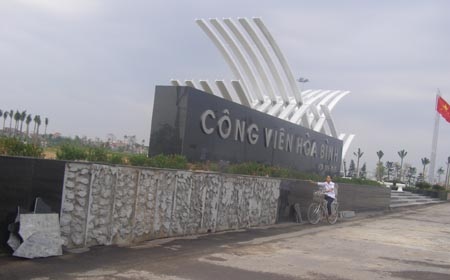 Hà Nội: Công viên Hòa Bình mới khánh thành đã xuống cấp - 7