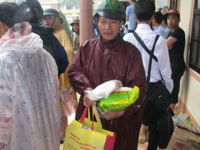 Một công ty điện tử tại Hà Nội cứu trợ nhân dân vùng rốn lũ - 1 Một công ty điện tử tại Hà Nội cứu trợ nhân dân vùng rốn lũ - 1