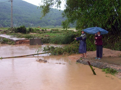 Vỡ đập thủy lợi, hàng trăm hộ dân hoảng loạn (kèm video) - 4 Vỡ đập thủy lợi, hàng trăm hộ dân hoảng loạn (kèm video) - 4