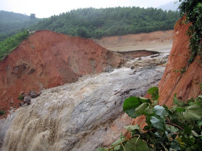 Vỡ đập thủy lợi, hàng trăm hộ dân hoảng loạn (kèm video) - 1 Vỡ đập thủy lợi, hàng trăm hộ dân hoảng loạn (kèm video) - 1