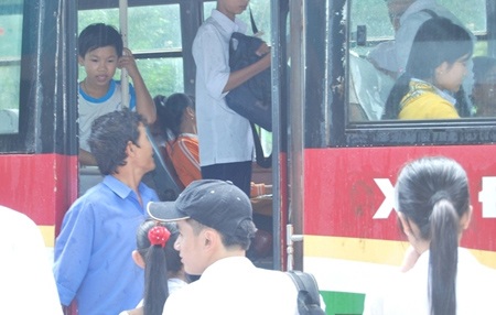 Xe khách giá rẻ đưa đón học sinh  - 1