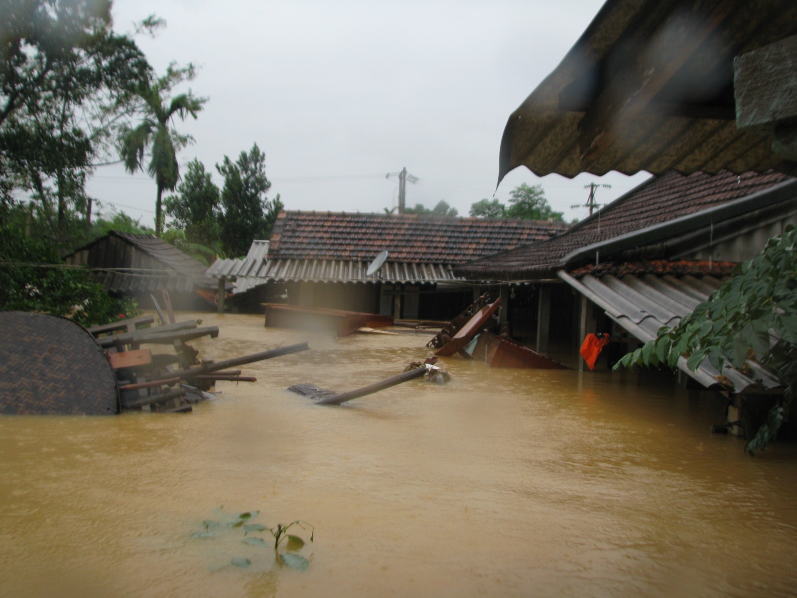 Hơn 150 hộ dân ở xã Phú Phong trong cảnh nguy hiểm - 9