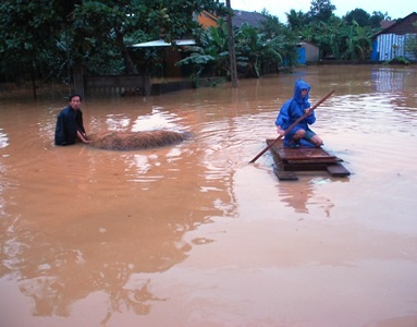 Cận cảnh khó khăn chồng chất, lũ nối lũ ở Hương Khê (kèm video) - 1