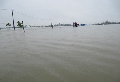 Nước trắng trời, miền Trung lút chìm trong lũ - 8