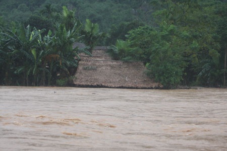 Hàng vạn dân chạy lũ trong đêm - 1