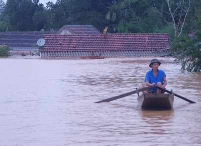 Cận cảnh khó khăn chồng chất, lũ nối lũ ở Hương Khê (kèm video) - 13