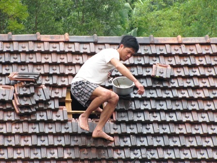 Nước trắng trời, miền Trung lút chìm trong lũ - 12