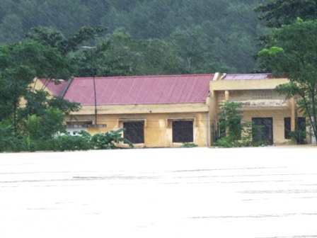 Nước trắng trời, miền Trung lút chìm trong lũ - 11