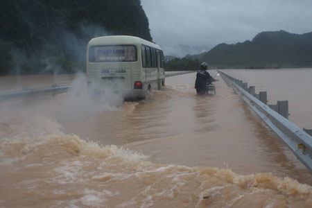 Hàng vạn dân chạy lũ trong đêm - 2